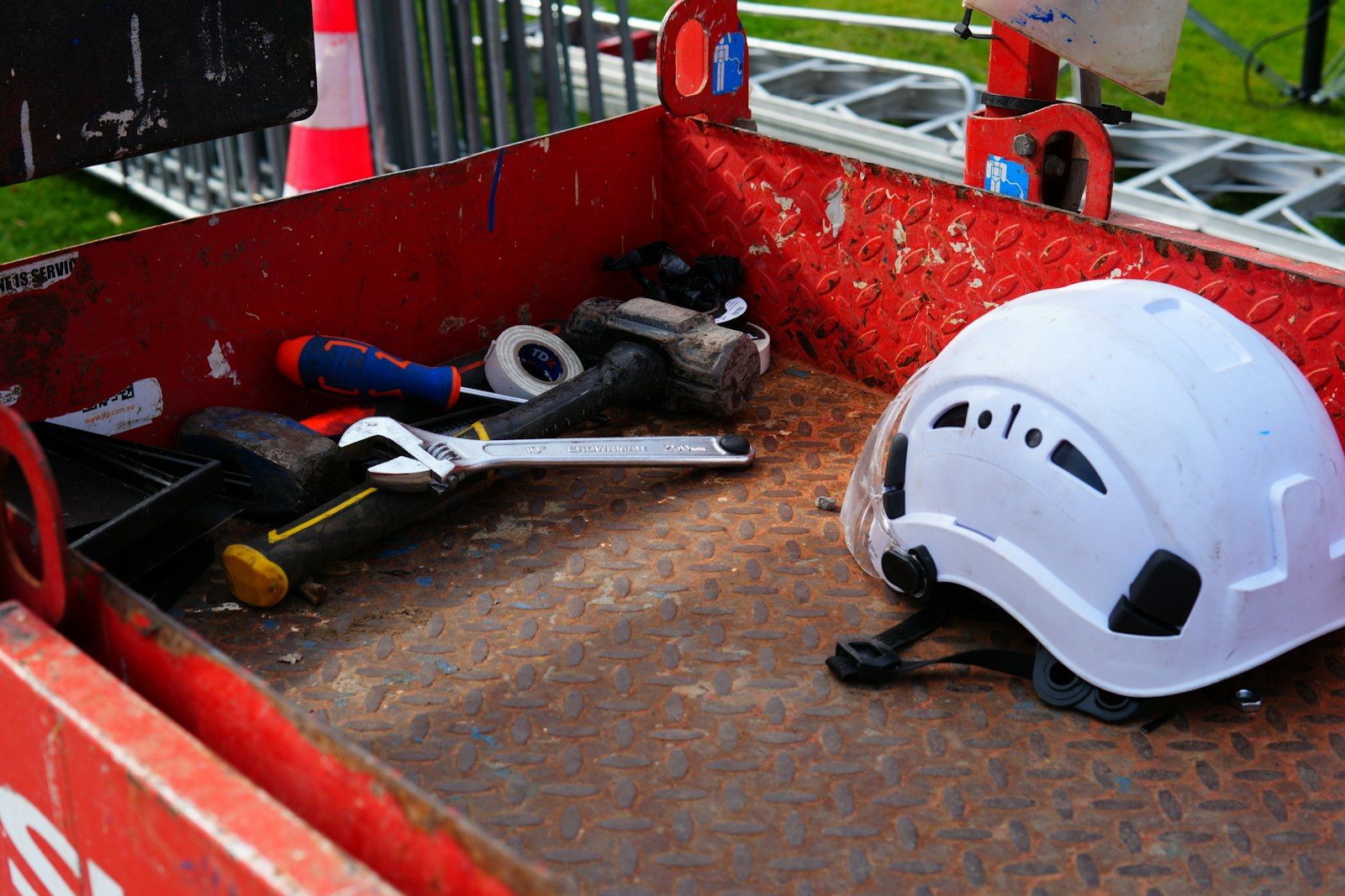 Casco e attrezzi tecnici da cantiere, gli strumenti delle imprese della rete