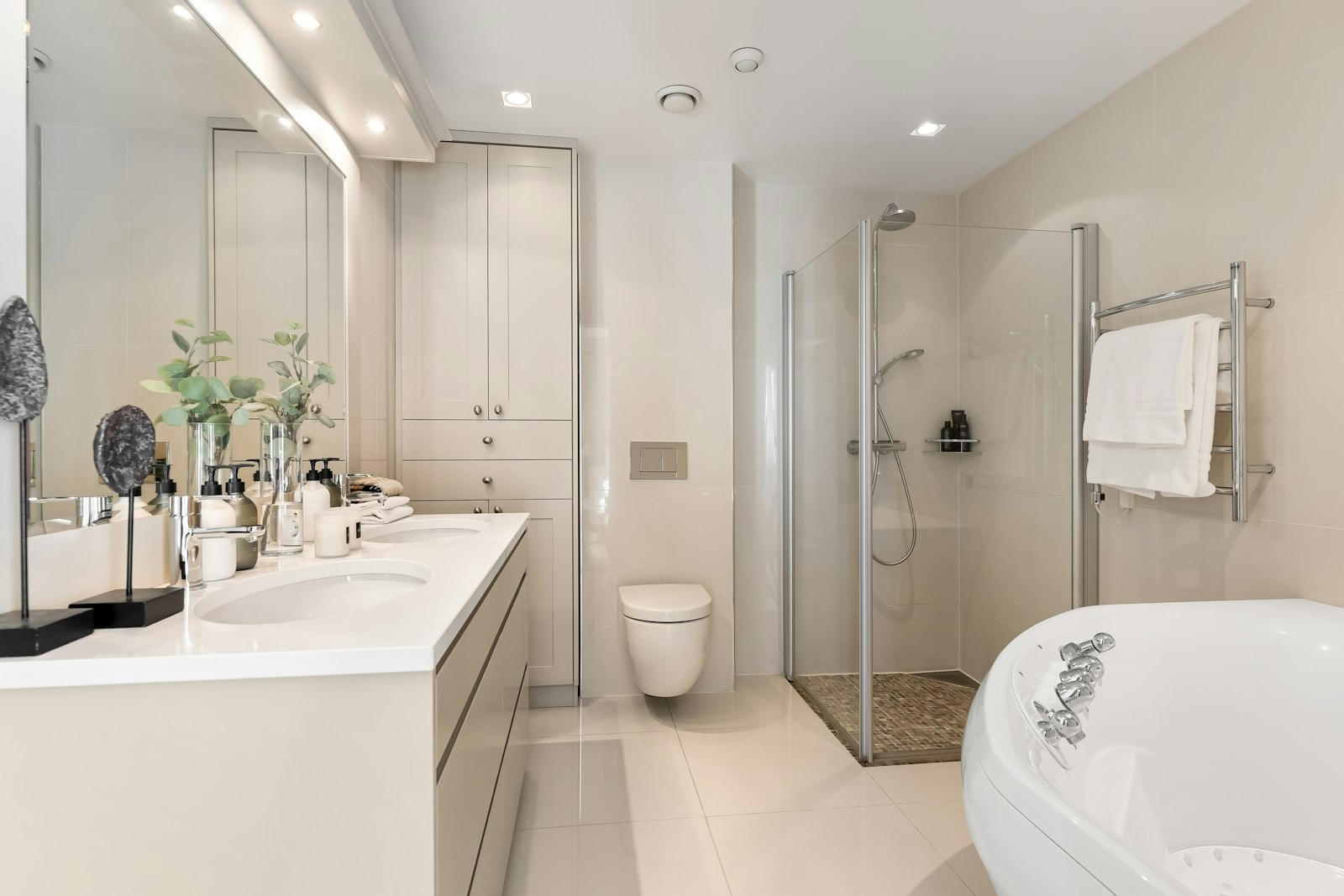 Bagno con vasca tradizionale bianca accanto al lavabo