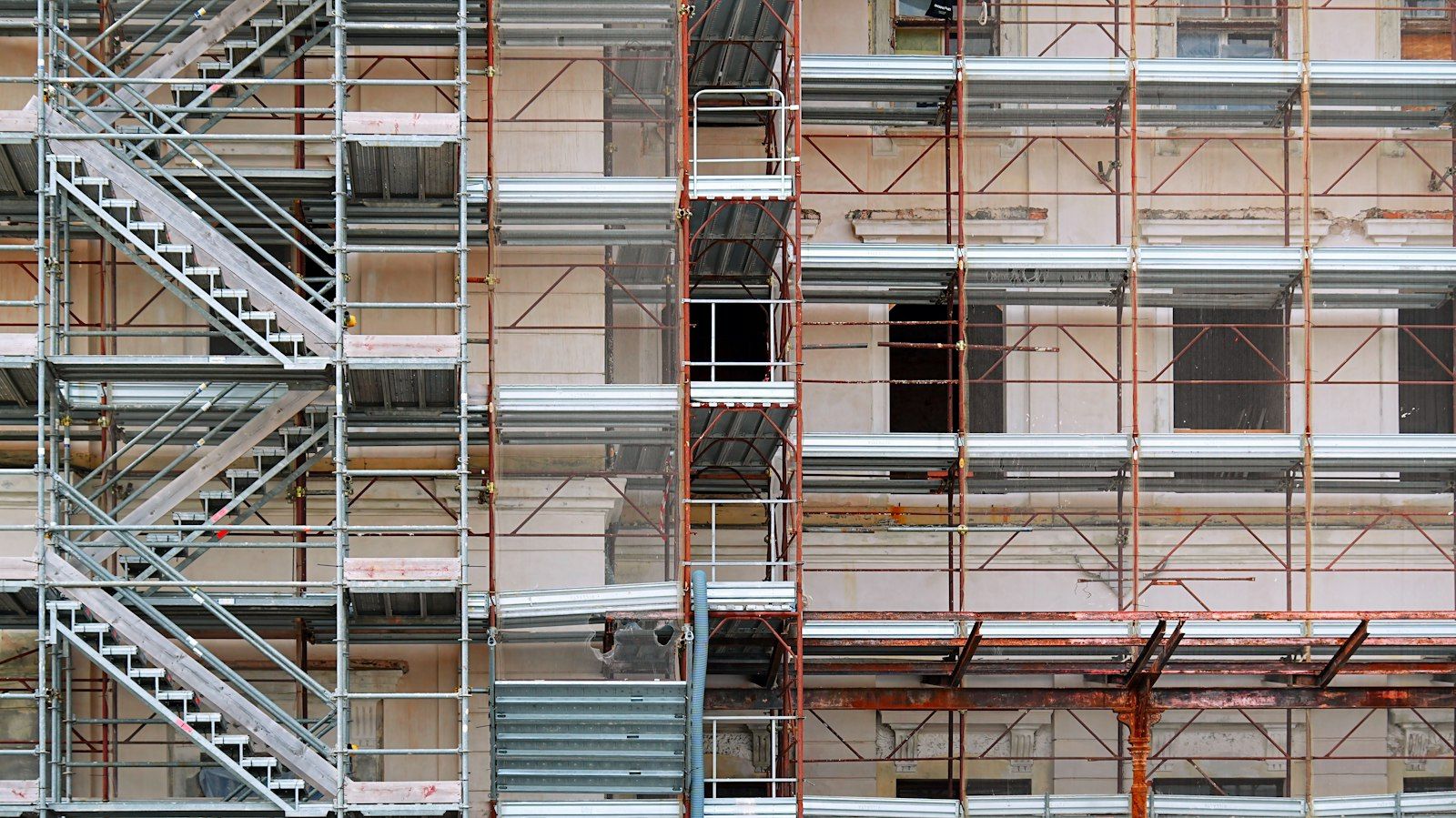 Facciata di un edificio in ristrutturazione con impalcatura, lavori soggetti a permesso edilizio