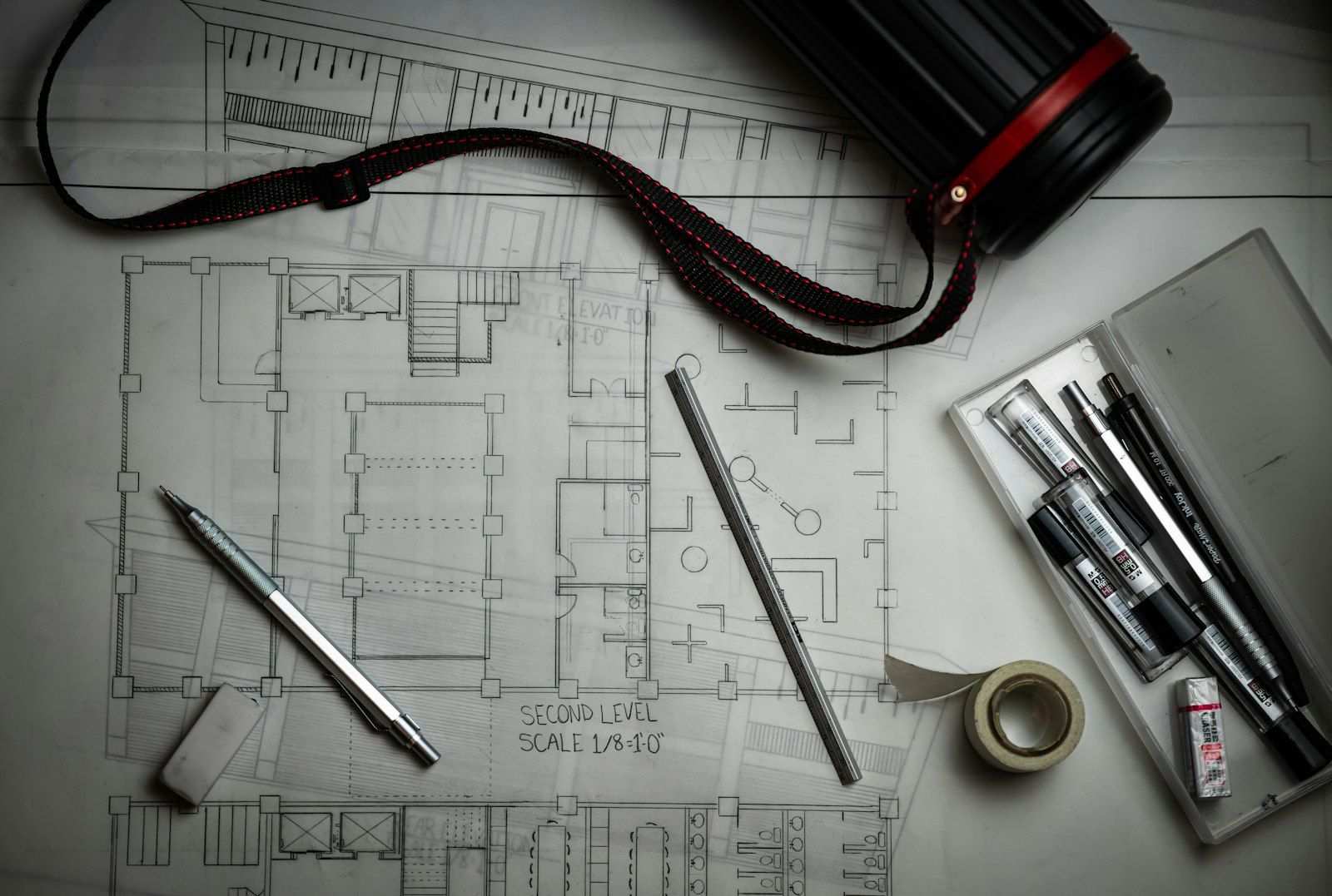 Tavolo da lavoro con disegni tecnici, matite e righello per il progetto di ristrutturazione