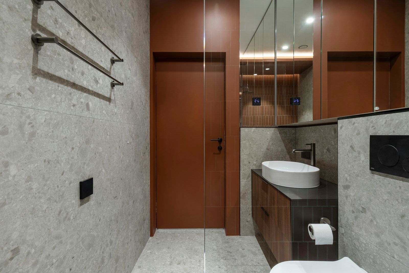 Bagno moderno rifatto con lavabo, specchio e mobili in un piccolo appartamento