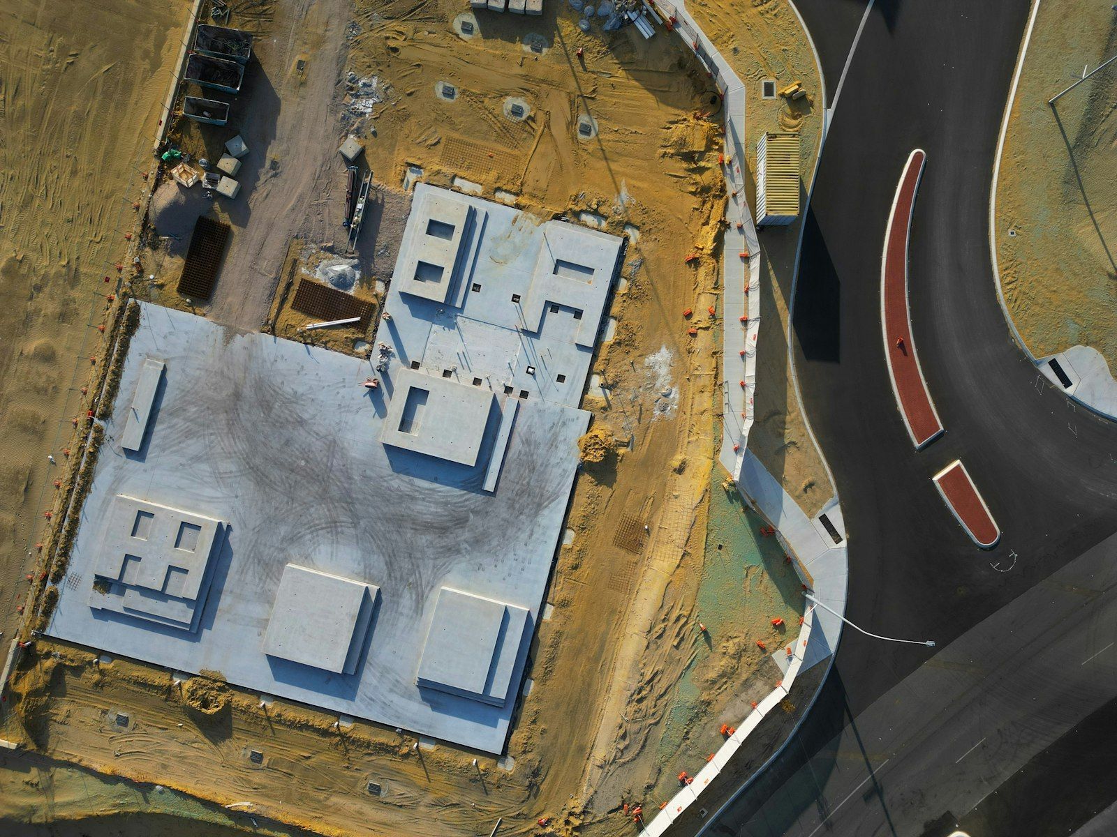 Vista dall'alto di un edificio in costruzione, con i lavori coordinati sotto un unico cantiere